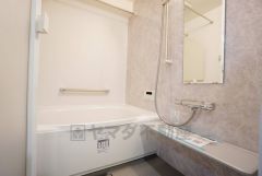 バスルームの洗い場の床材は水はけの良い素材を採用。カビが生えにくい設計になっております。