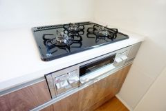 複数の調理を一度に行うことができる3口コンロ。効率よくお料理が出来ます。毎日のお料理も楽しくなりますね＾＾