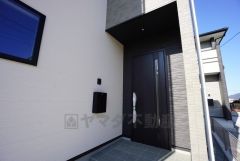 家の顔となる玄関扉がかっこいいと、たくさんの人を招き入れたくなりますね＾＾奥まって設置されており、雨にも濡れにくくなっています。