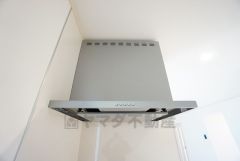 風量が弱・強と切替え可能なレンジフードが調理中の煙をしっかり吸い込みます。手元を照らすライト付きです。