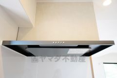お手入れが簡単なスリム型レンジフードです。調理により発生する油煙や臭いを吸い込み、屋外へ排気してくれます。
