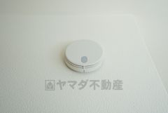 火災発生をいち早く知らせてくれる火災報知器は標準装備です。