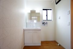三面鏡裏収納付き洗面化粧台です＾＾ 歯磨きセットやスキンケア用品などの収納に便利ですね。 生活感も隠すことができ、来客時にも安心です。