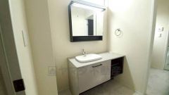 三面鏡つき洗面台。収納も一体型になっているので、ドライヤーやヘアアイロンの置き場に困りません。