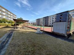 マンション敷地内には、気持ちよく過ごせる芝生スペースがあります。お子様の遊び場や気分転換にも使えます＾＾