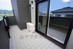 陽当たりの良いバルコニーです。お洗濯やお布団干しはもちろん、日光浴スペースにも。