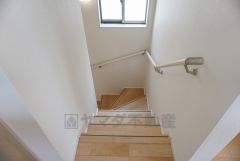 同仕様写真。小さなお子様やご高齢の方でも安心できる、手すり付き階段。段差も低めで設定されており、安全性にも優れています。