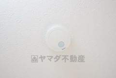 火災発生をいち早く知らせてくれる火災報知器は標準装備です。