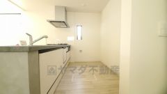 リビングにいるお子様を見守りながらお料理ができる対面キッチン。カウンタートップの汚れもサッと拭き取ることができ、お掃除ラクラク＾＾