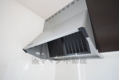 同仕様写真。コンロ上には換気扇完備＾＾調理時の蒸気や匂いが換気扇に誘導され、効率的に排煙ができます＾＾