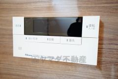 湯量・湯温の設定、そして保温までワンタッチのフルオートバス。便利な追い炊き機能付きです。