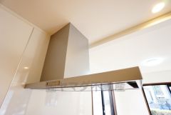 お手入れが簡単なスリム型レンジフードです。調理により発生する油煙や臭いを吸い込み、屋外へ排気してくれます。