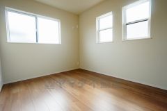 2面採光を確保した明るい室内は、風通しも良く、大変居心地の良い空間となっております。日当たりがよく、子供部屋としての利用もおすすめ。