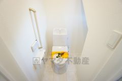 温水洗浄機付トイレです。節水機能もあるので、安心して使えますね。もちろん、1階2階の2ヶ所にトイレがあるので、忙しい朝にもゆとりができますね。