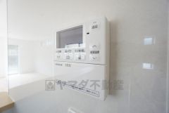 キッチン横からお湯張り、追い炊き、足し湯がボタン一つで楽々操作できる給湯機リモコンです＾＾忙しい夕飯の準備の時間帯に重宝しますね。