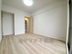 木目調のシンプルデザインで落ち着きと安らぎの空間に仕上げています。各部屋に収納が完備されているので、お荷物が増えても安心の設計です。