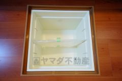 同仕様写真。キッチンにある床下収納は、居住スペースを減らさずに買い置きの調味料や非常食などを保管することができます。