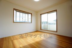 2面採光を確保した明るい室内は、風通しも良く、大変居心地の良い空間となっております。爽やかな風を感じて起きる朝は、快適生活の始まりに。