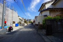 現地（2026年1月15日）撮影。住人以外の車の進入も少なく、小さなお子様を持つご家庭にも安心です。落ち着いた住宅地内で快適な生活を実現してみませんか。