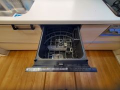 家事の時間が短縮できるフルオープンで開けやすい食器洗い乾燥機付。食事後に家族とのくつろぎタイムをしっかり取れます。