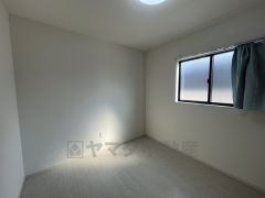 暖かい日差しが差し込む洋室。たっぷり収納できるクローゼット付きでお部屋の中をすっきりと快適に保てます。