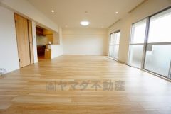 大きな窓のあるリビングは、陽光あふれる明るい空間です。居心地良く、ご家族皆がゆったり寛げる憩いの空間となりそうです。