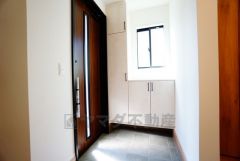 たっぷり収納できるシューズボックスです。家族全員の靴がきれいに整頓できます。棚の上にお花や写真を飾っても良いですね。