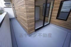 陽当たりの良いバルコニーです。お洗濯やお布団干しはもちろん、日光浴スペースにも。足元は防水工事施工済です。