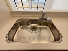 広々とした凸型シンクに洗剤ポケットを標準装備。大きなお鍋など洗いやすいです。