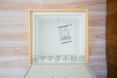 キッチンに床下収納があります。長期保存ができるもの、調理器具、防災グッズを入れておくのもいいですね。