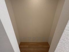 キッチン横に広々としたパントリー付き＾＾洗面室にも近く、食料品だけでなく日用品などの収納にも＾＾