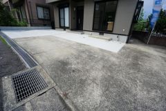 4台まで並列駐車できるので、急な来客時やお子様が成人して車を所有するようになっても安心です。