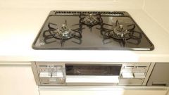 複数の調理を一度に行うことができる3口コンロ。効率よくお料理が出来ます。毎日のお料理も楽しくなりますね＾＾