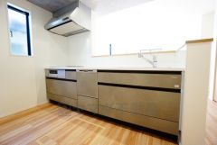 対面式カウンターキッチンからはお子様の様子が見守れます。ダイニングへの配膳や調理の時便利なカウンター付き。