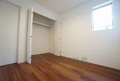 暖かい日差しが差し込む洋室。たっぷり収納できるクローゼット付きでお部屋の中をすっきりと快適に保てます。
