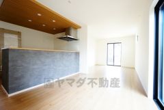 大きな窓のあるリビングは、陽光あふれる明るい空間です。居心地良く、ご家族皆がゆったり寛げる憩いの空間となりそうです。