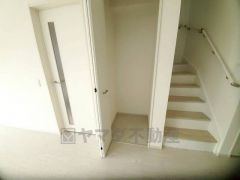 物が散らかりやすいリビングに収納スペースを確保。書類や雑貨をひとまとめにできまるため、お部屋をすっきりさせることが出来ます。