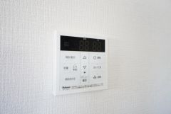 おいだき機能つきなのでお風呂に入る時間が異なるご家庭には嬉しいですね。ボタン一つで快適で便利な生活が＾＾