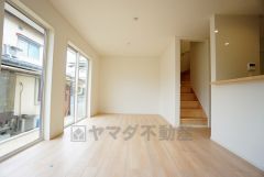 カウンターキッチンに加えて、リビング階段になっているので、お顔を合わす回数が増え、ぐっと家族の距離が縮まります。