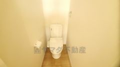 温水洗浄機付トイレです。節水機能もあるので、安心して使えますね。もちろん、1階2階の2ヶ所にトイレがあるので、忙しい朝にもゆとりができますね。