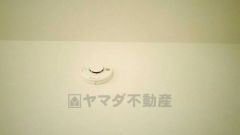 火災発生をいち早く知らせてくれる火災報知器は標準装備です。