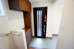 たっぷり収納できるシューズボックスです。家族全員の靴がきれいに整頓できます。棚の上にお花や写真を飾っても良いですね。