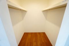 収納力豊富なウォークインクローゼット。洋服や小物などを1箇所