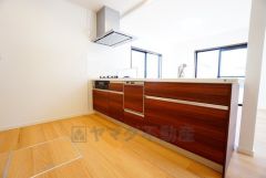 リビングやダイニングからキッチン周りが丸見えにならない対面式キッチン。テレビ鑑賞や家族との対話がしやすく、ご家族の温かい時間を演出します。