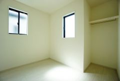 2面採光を確保した明るい室内は、風通しも良く、大変居心地の良い空間となっております。日当たりがよく、子供部屋としての利用もおすすめ。