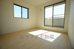 同仕様写真。2面採光を確保した明るい室内は、風通しも良く、大変居心地の良い空間となっております。日当たりがよく、子供部屋としての利用もおすすめ。