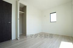 同仕様写真。暖かい日差しが差し込む洋室。たっぷり収納できるクローゼット付きでお部屋の中をすっきりと快適に保てます。