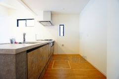 リビングにいるお子様を見守りながらお料理ができる対面キッチン。カウンタートップの汚れもサッと拭き取ることができ、お掃除ラクラク＾＾