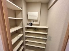 SICには可動タイプの棚を設置。靴の高さに合わせて空間を無駄なく使用できます＾＾ ゴルフバックやベビーカーなどを置いても余裕あるスペースを確保しています＾＾