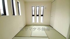 居心地も良い和室は、ワークスペースとしても有効。お仕事を頑張ってちょっと疲れたら、畳に寝転がることもできますね。